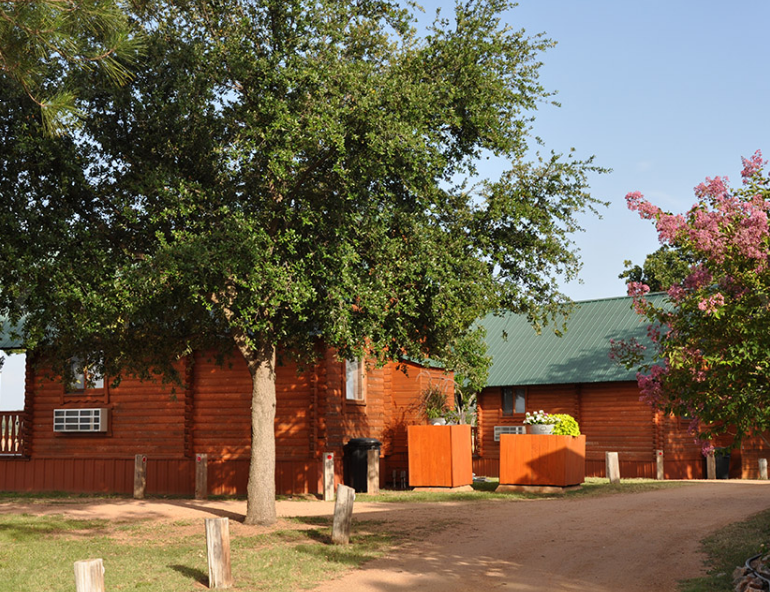 Willow Point Resort: 2-bedroom cabin by the pool